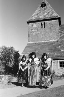 ARH NL Mellin 02-070/0006, Drei Frauen in Schaumburger Trachten vor der St. Jürgen-Kirche, Heuerßen, ohne Datum