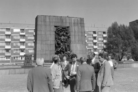 ARH NL Mellin 02-072/0002, Gruppe von Männern vor dem "Denkmal der Helden des Ghettos" (auch "Warschauer Ghetto-Ehrenmal"), Warschau, ohne Datum