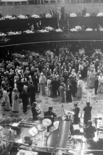 ARH NL Mellin 02-073/0007, Personen beim Presseball im Kuppelsaal des Hannover Congress Centrum (HCC), Hannover, wohl 1973