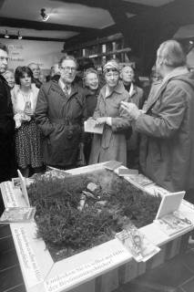 ARH NL Mellin 02-074/0013, Gruppe von Besuchern in einer Ausstellung über die Heide, ohne Datum