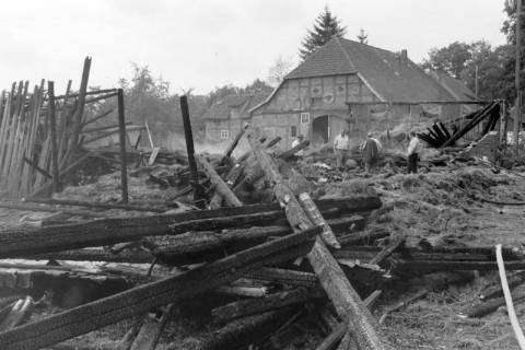 ARH NL Mellin 02-074/0015, Überreste eines Fachwerkhauses nach einem Brand, ohne Datum