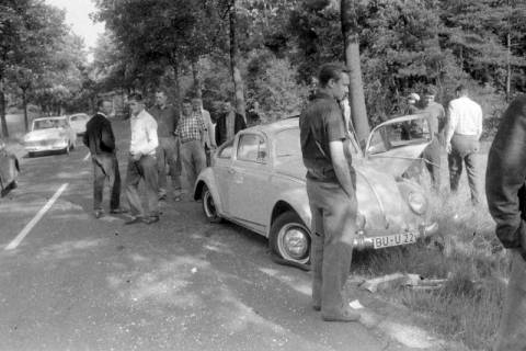 ARH NL Mellin 02-076/0020, Verunglückter VW-Käfer am Straßenrand, ohne Datum