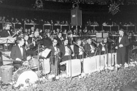 ARH NL Mellin 02-077/0003, Auftritt des Orchesters unter Rolf-Hans Müller (rechts) im Kuppelsaal des Hannover Congress Centrum (HCC), Hannover, vor 1990