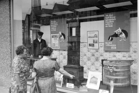 ARH NL Mellin 02-079/0011, Zwei Frauen betrachten Ausstellungsstücke anlässlich des 700-jährigen Bestehens der Stadt Uelzen in einem Schaufenster, nach 1970