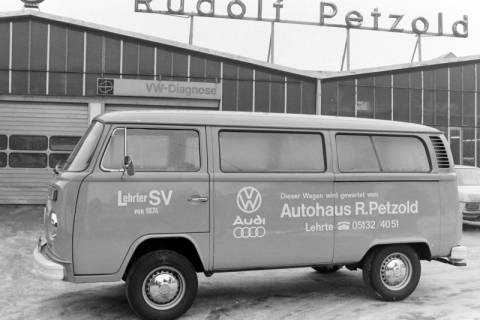 ARH NL Mellin 02-079/0012, VW-Bus (VW Typ 2 T2) vor dem VW-Autohaus von Rudolf Petzold in der Burgdorfer Straße, Lehrte, zwischen 1967/1979