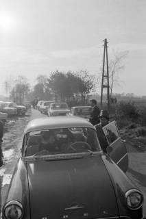 ARH NL Mellin 02-081/0006, Autos auf einer Straße zwischen Feldern, ohne Datum