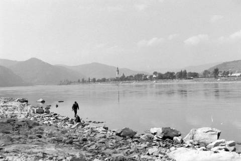 ARH NL Mellin 02-081/0010, Blick über einen Fluss auf eine Stadt mit Kirche und die umliegende Hügellandschaft, ohne Datum