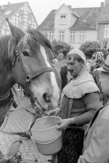 ARH NL Mellin 02-082/0001, Fütterung eines Pferdes bei einem Halt des Hanse-Biertrecks von Einbeck nach Lübeck auf dem Spitta-Platz, Burgdorf, 1972