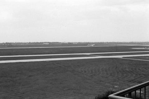 ARH NL Mellin 02-083/0003, Blick auf die Start- und Landebahn eines Flughafens, ohne Datum