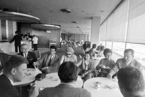 ARH NL Mellin 02-084/0011, Gruppe von Personen in einem Restaurant am Flughafen, ohne Datum