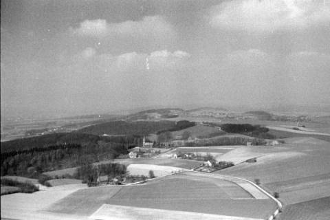 ARH NL Mellin 02-087/0009, Luftbild mit einer Kirche, ohne Datum