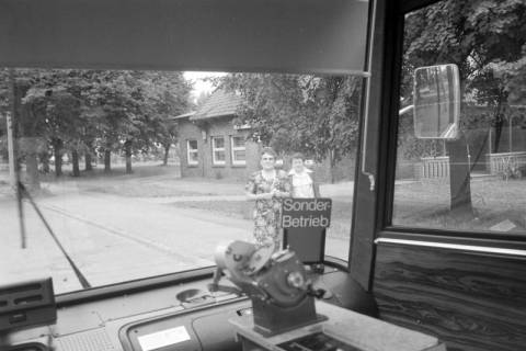 ARH NL Mellin 02-088/0010, Blick aus einem RETAX-Bus (Rufbus) auf Passanten, Wunstorf, nach 1978