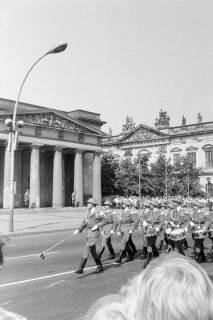 ARH NL Mellin 02-088/0012, Vorbeimarsch des Großen Wachaufzuges vor der Neuen Wache, Berlin, um 1975