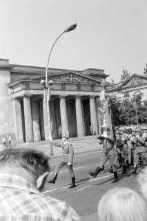 ARH NL Mellin 02-088/0013, Vorbeimarsch des Großen Wachaufzuges vor der Neuen Wache, Berlin, um 1975