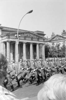 ARH NL Mellin 02-088/0014, Vorbeimarsch des Großen Wachaufzuges vor der Neuen Wache, Berlin, um 1975