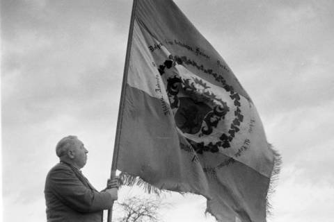 ARH NL Mellin 02-090/0015, Mann mit einer Fahne, ohne Datum