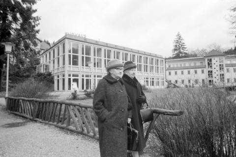 ARH NL Mellin 02-092/0008, Zwei Damen beim Spaziergang im Kurpark vor dem Kurhaus, Bad Sachsa, ohne Datum