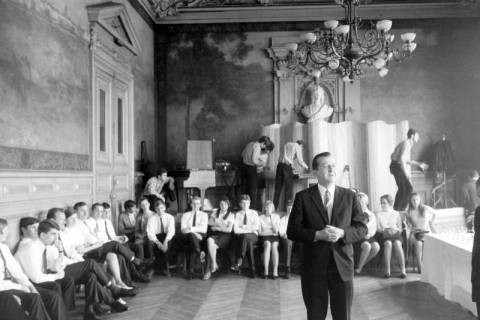 ARH NL Mellin 02-094/0012, Sitzend wartende (Tanz-?)Schülerinnen und Schüler aus Burgdorf(?) in einem Saal im Mairie de Vanves (Rathaus), Vanves, ohne Datum