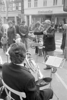 ARH NL Mellin 02-094/0016, Auftritt eines Orchesters auf dem Rathausvorplatz, Burgdorf, ohne Datum