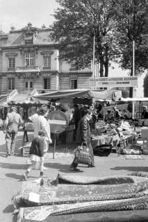 ARH NL Mellin 02-094/0019, Markt vor dem Mairie de Vanves (Rathaus) und Werbeschild für eine Gala mit deutschen Volksliedern, aufgeführt vom Schulchor aus Burgdorf, Vanves, ohne Datum