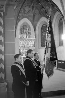 ARH NL Mellin 02-095/0013, Drei Bergmänner in Bergmannstracht mit einer Fahne zu einem offiziellen Anlass in einer Kirche, ohne Datum