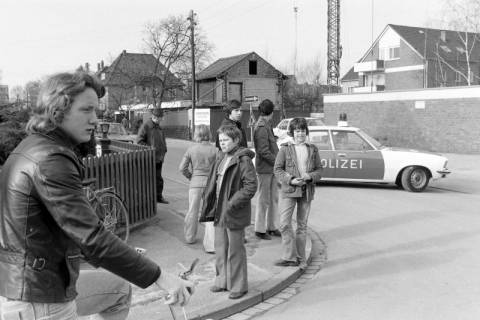 ARH NL Mellin 02-096/0009, Schaulustige an der Ecke Konerdingstraße/Namedorfstraße nach einem tödlichen Vorfall vor dem Haus Nr. 14 in der Namedorfstraße, Bemerode, ohne Datum