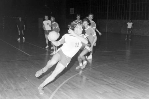 ARH NL Mellin 02-097/0011, Handballspiel in einer Turnhalle, ohne Datum