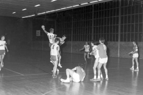 ARH NL Mellin 02-097/0012, Handballspiel in einer Turnhalle, ohne Datum