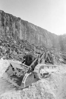 ARH NL Mellin 02-098/0001, Planierraupe in einem verschneiten Steinbruch, ohne Datum