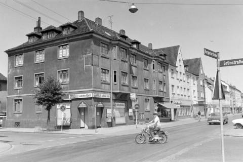 ARH NL Mellin 02-098/0019, Blick über die Kreuzung Burgdorfer Straße/Grünstraße auf den Imbiss "Lehrter Grill", Lehrte, ohne Datum