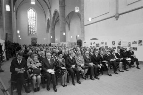 ARH NL Mellin 02-099/0002, Publikum bei einer Veranstaltung und Ausstellung in der Kunsthalle Osnabrück in der ehemaligen Dominikanerkirche, Osnabrück, ohne Datum