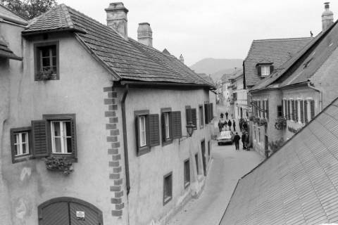 ARH NL Mellin 02-099/0006, Blick aus einem Dachfenster auf die Straße, Niederösterreich?, ohne Datum