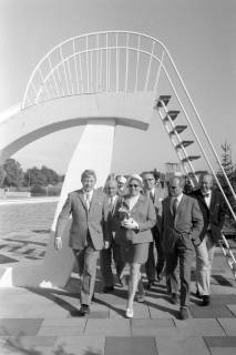 ARH NL Mellin 02-099/0009, Gruppe von Menschen zur Besichtigung? im Freibad, Mellendorf, um 1966