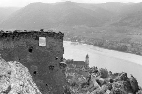 ARH NL Mellin 02-099/0012, Blick von der Burgruine Dürnstein auf die Stadt mit dem Stift Dürnstein, die Donau und Umgebung, ohne Datum