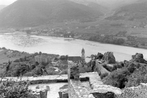 ARH NL Mellin 02-099/0014, Blick von der Burgruine Dürnstein auf die Stadt mit dem Stift Dürnstein, die Donau und Umgebung, ohne Datum