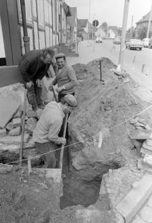 ARH NL Mellin 02-100/0005, Männer beim Graben für die Verlegung eines Kabels, Burgdorf?, ohne Datum