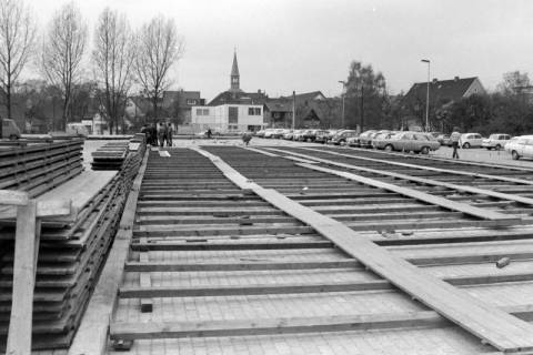 ARH NL Mellin 02-100/0006, Auf dem Parkplatz am Schützenplatz ausgelegte Holzbretter, Burgdorf, um 1970