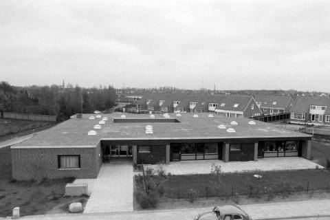 ARH NL Mellin 02-100/0007, Blick aus einem Wohngebäude auf den Kindergarten an der Richard-Wagner-Straße, Burgdorf, um 1970