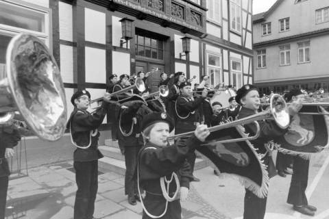 ARH NL Mellin 02-100/0009, Auftritt des Fanfarencorps Wikinger aus Burgdorf vor dem Rathaus I, Burgdorf, um 1970