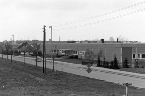 ARH NL Mellin 02-100/0010, Blick vom Mühlenweg auf die Gebäude an der Straße "Vor dem Celler Tor" mit der Pankratiuskirche im Hintergrund, Burgdorf, um 1970