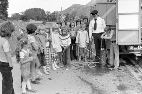 ARH NL Mellin 02-101/0001, Kinder beim Testen einer Wasserpumpe? der Feuerwehr, im Hintergrund der Kaliberg in Empelde?, um 1970