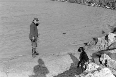 ARH NL Mellin 02-101/0010, Jäger trainiert einen Jagdhund, einen Vogel aus einem See zu holen, ohne Datum