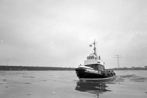 ARH NL Mellin 02-101/0012, Ferngesteuertes Modellschiff auf dem Wasser, ohne Datum