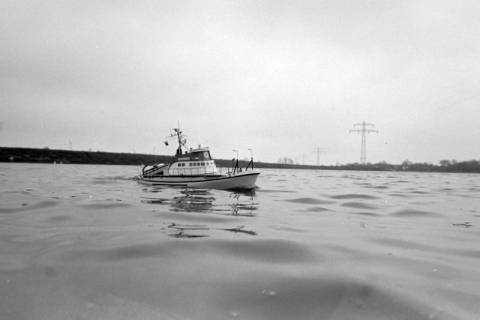 ARH NL Mellin 02-101/0014, Ferngesteuertes Modellschiff auf dem Wasser, ohne Datum