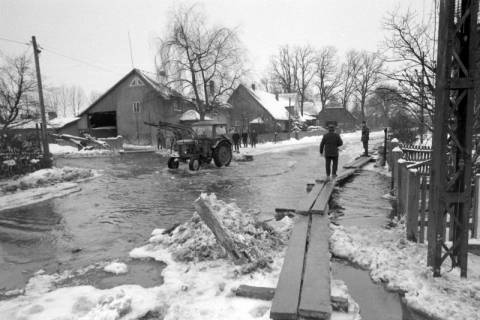 ARH NL Mellin 02-101/0018, Traktor auf einer überschwemmten Straße im Winter, ohne Datum