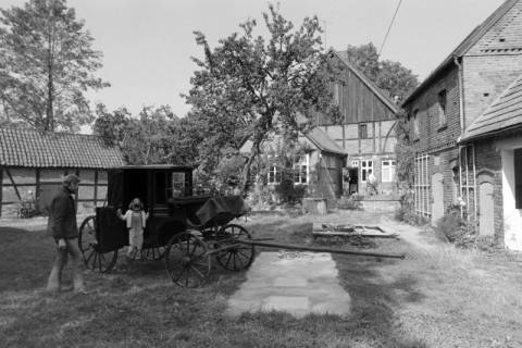 ARH NL Mellin 02-102/0007, Kutsche im Vorgarten eines Fachwerkhauses stehend, um 1970