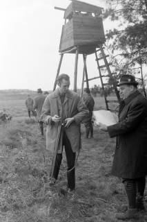 ARH NL Mellin 02-102/0018, Gruppe von Jägern mit Gewehren am Waldrand an einem Hochstand, um 1970