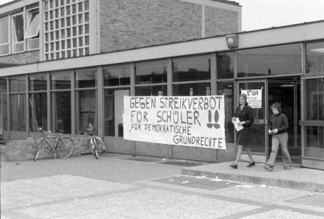 ARH NL Mellin 02-103/0014, Protestplakate an einer Schule, um 1970