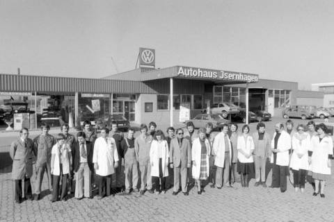 ARH NL Mellin 02-103/0017, Gruppenbild der Mitarbeitenden(?) vor dem Autohaus Isernhagen, um 1970