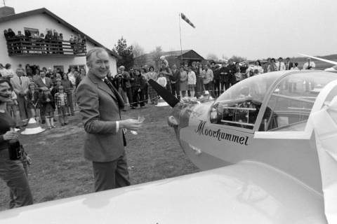 ARH NL Mellin 02-104/0012, Einweihungsfeier für ein Propellerflugzeug namens "Moorhummel", um 1970